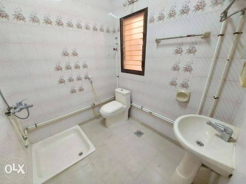 3 bhk near Ruwi taxi stand with 3 bathroom ideal for bachelors 2