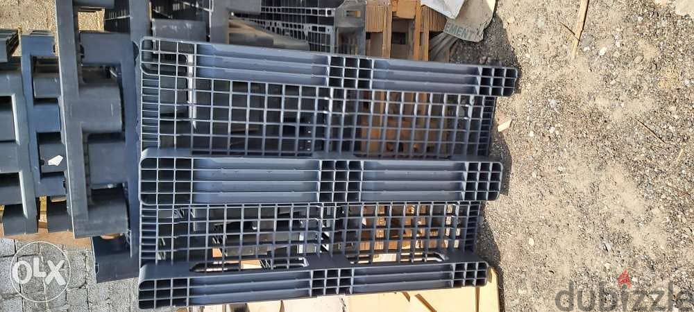 Used wooden and plastic pallets 4