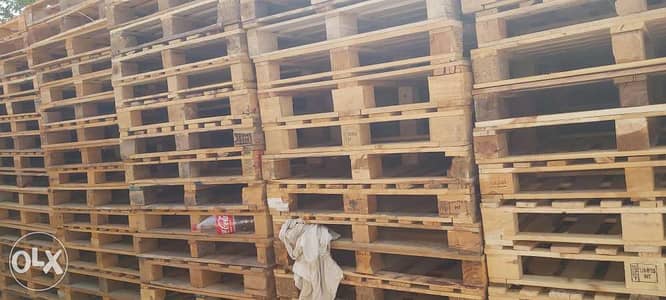 Used wooden and plastic pallets . . . buying and selling