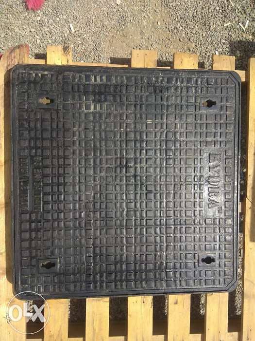 DI D400 man hole covers stock clearing 1