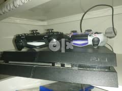 للبيع ps4 مع جهارين اصليات  بحالة ممتازة ps4 for sale