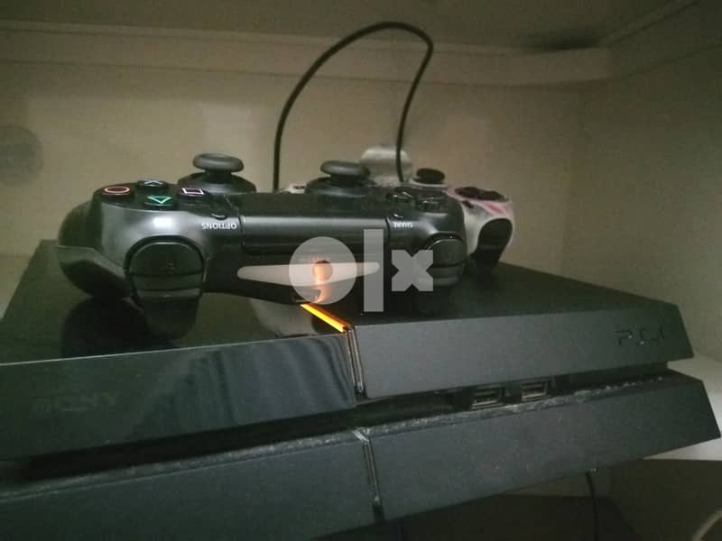 للبيع ps4 مع جهارين اصليات  بحالة ممتازة ps4 for sale 1