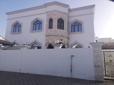 منزل للبيع مع الأثاث والمكيفات في العامرات السادسة بناء شخصي