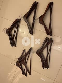 wooden hangers in excellent condition for sale (4 pieces for 1 ro)