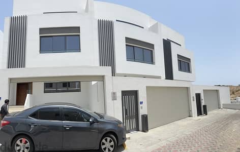 highly recommended 3+2 row villa at Qurum