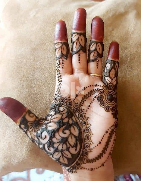 beautiful henna Designer in oman 1