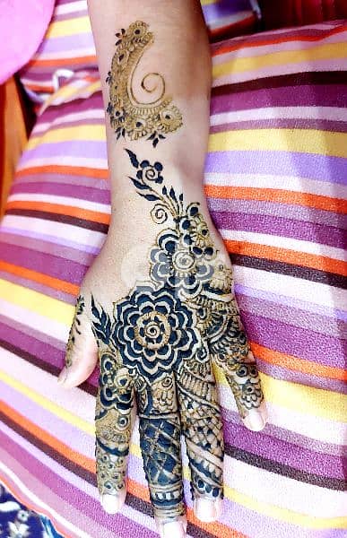 beautiful henna Designer in oman 10