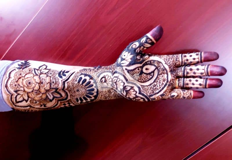 beautiful henna Designer in oman 17