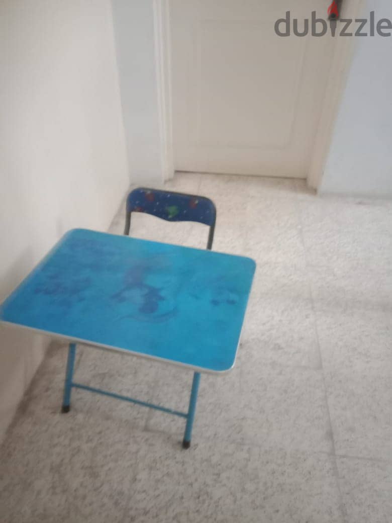 مكتب أطفال بالكرسي A table with its chair about 50x40cm 0