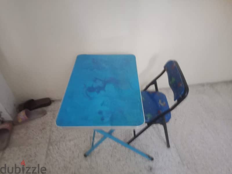 مكتب أطفال بالكرسي A table with its chair about 50x40cm 1