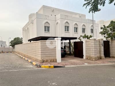 5 BHK Villa in compound at madinat Al Illam destrict.